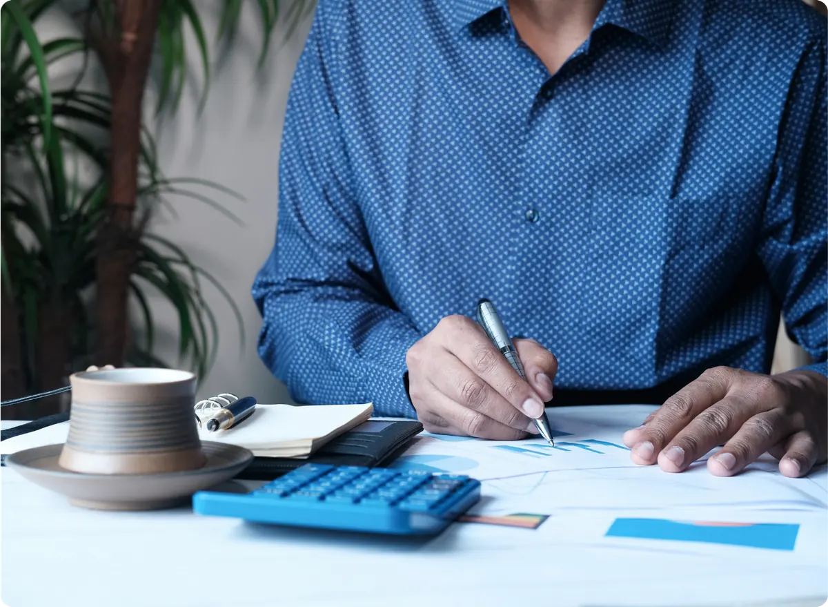 Empresário analisando o financeiro do negócio
